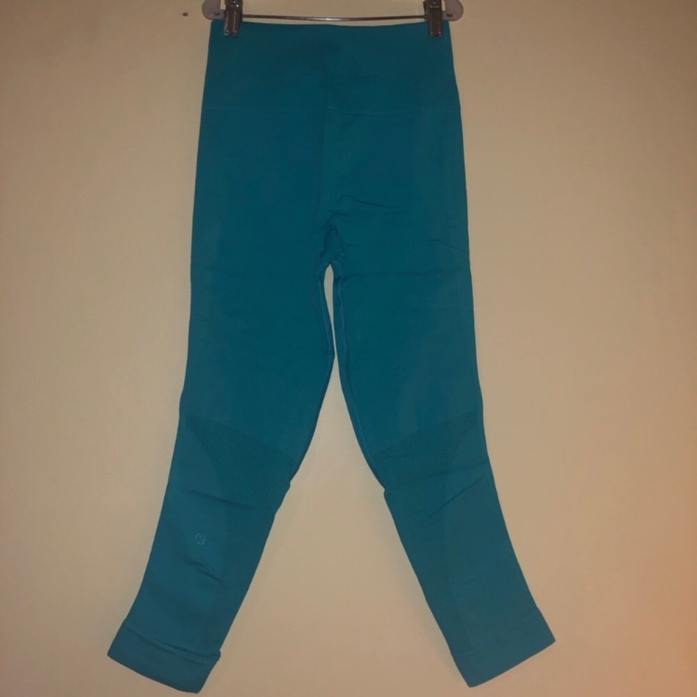 Lululemon Zone-In Crop - image 1